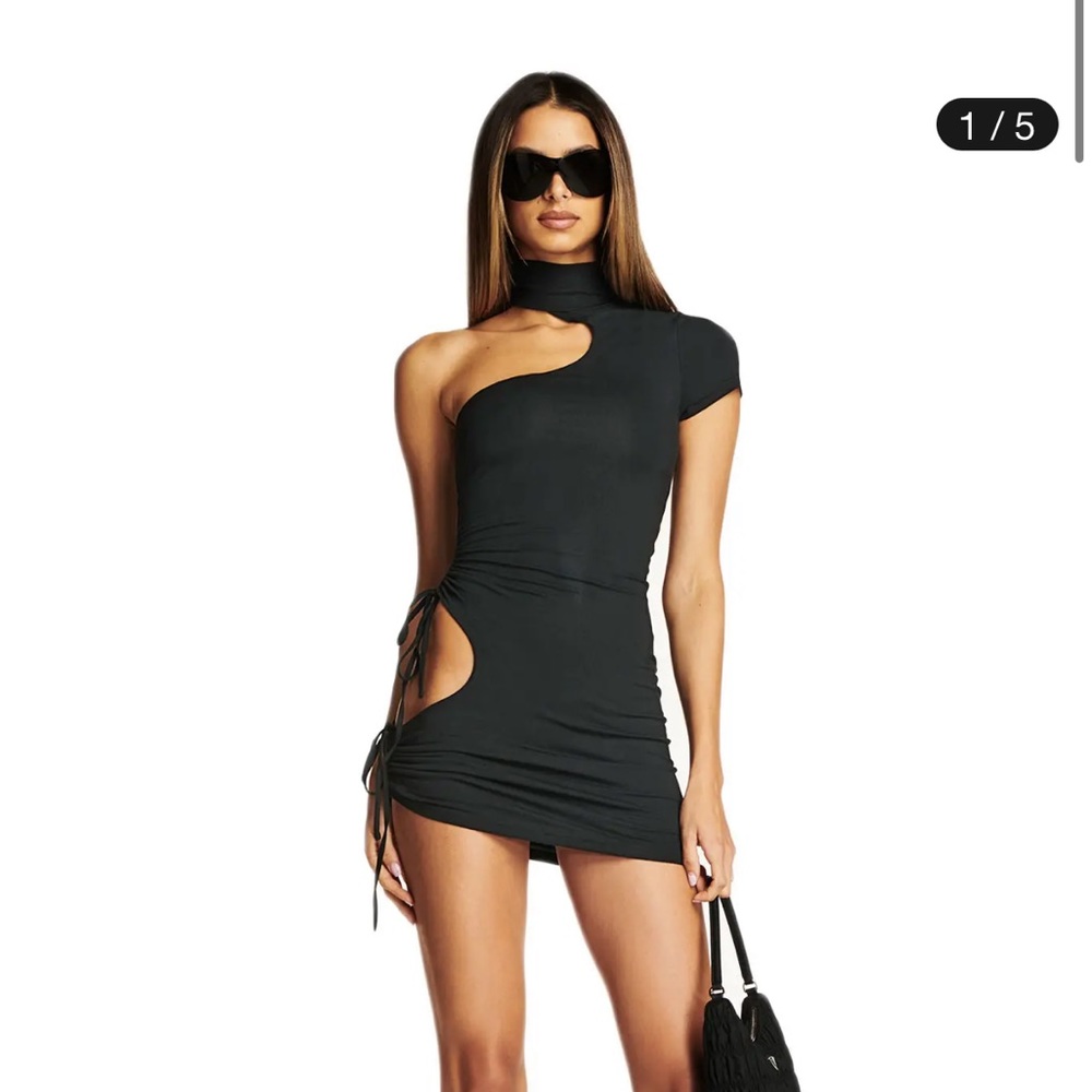 I am gia Lara dress small